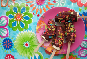 These Fruity Pebbles Monkey Tails by The Vintage Modern Wife are the perfect Spring/Summer snack and SO easy to make! Yum! #pmedia #postwalgreens
