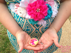 This gender reveal sash and confetti egg are the perfect way to be festive at a gender reveal party. Love this picture from The Vintage Modern Wife.