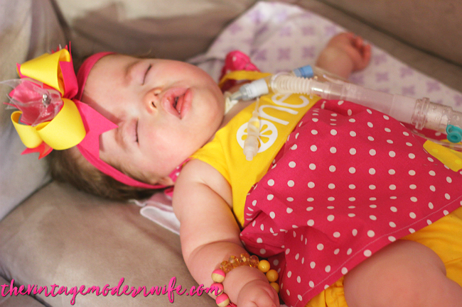 Love this sweet lemonade first birthday party dress! Pinning this to save it and other adorable lemonade birthday party ideas at The Vintage Modern Wife!