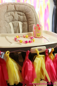 This high chair is decorated so perfectly for a lemonade birthday party! Plus, that crown and bracelet are precious!