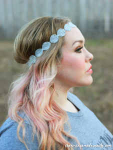 This two minute tuck tutorial is SO easy. It totally transforms my bad hair day to a flawless hairstyle! I love to do the two minute tuck on really busy days!