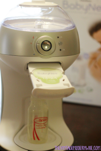 Looking for a way to cut down bottle making time? The BabyNes is a Keurig-type machine for babies and is AMAZING! Definitely perfect for baby registry gifts! #SmartNutrition, #BabyNes, #feedingbaby