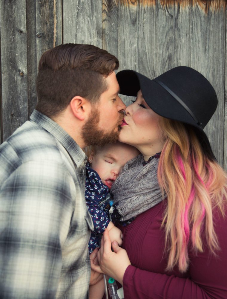 Love these Christmas family photo shoot pictures from The Vintage Modern Wife!
