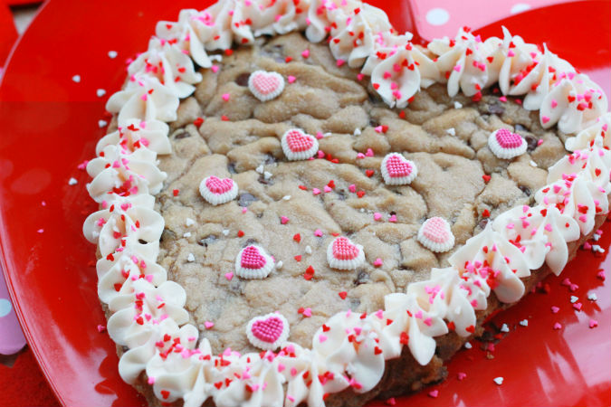 Want to surprise the love of your life with a fun dessert for Valentine's? This is the Best Valentine's Cookie Cake Ever and one that will win over the heart of anyone that you are looking for cupid's arrow to hit! #heb #sponsored