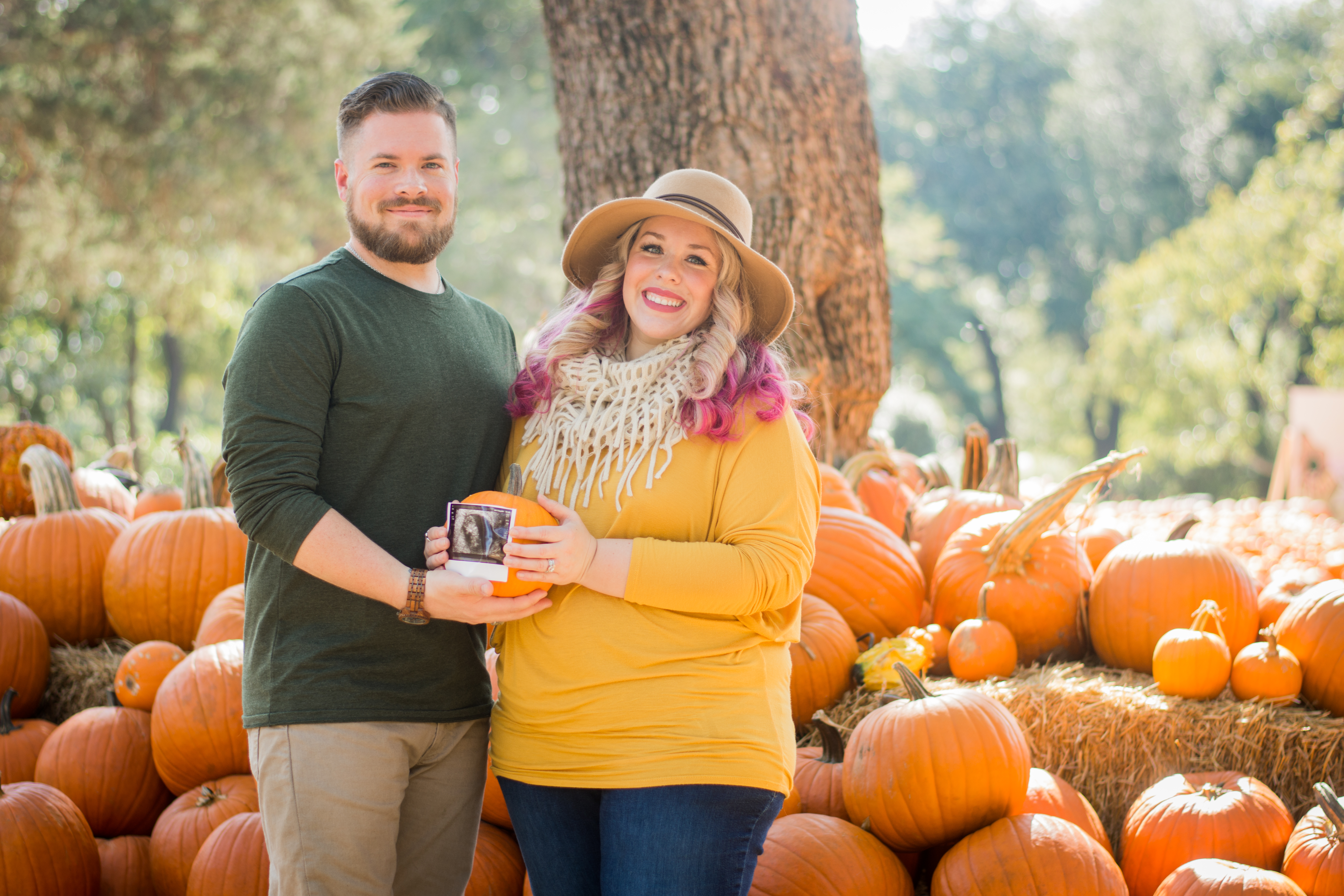 This Fall pregnancy announcement photo shoot is just adorable! Check it out at The Vintage Modern Wife