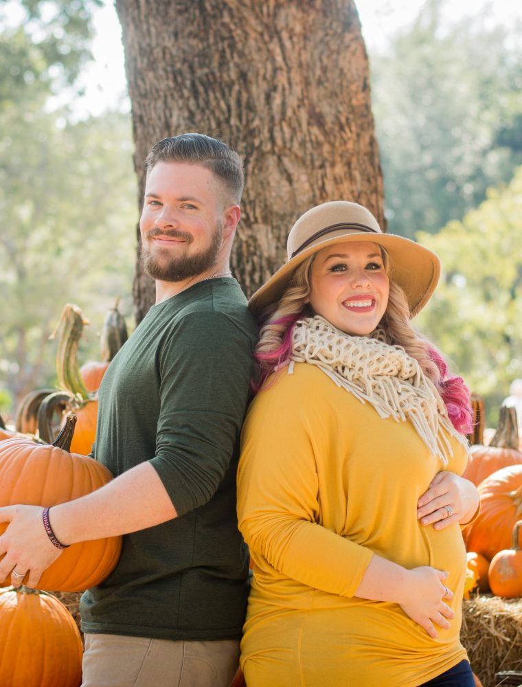 This Fall pregnancy announcement photo shoot is just adorable! Check it out at The Vintage Modern Wife