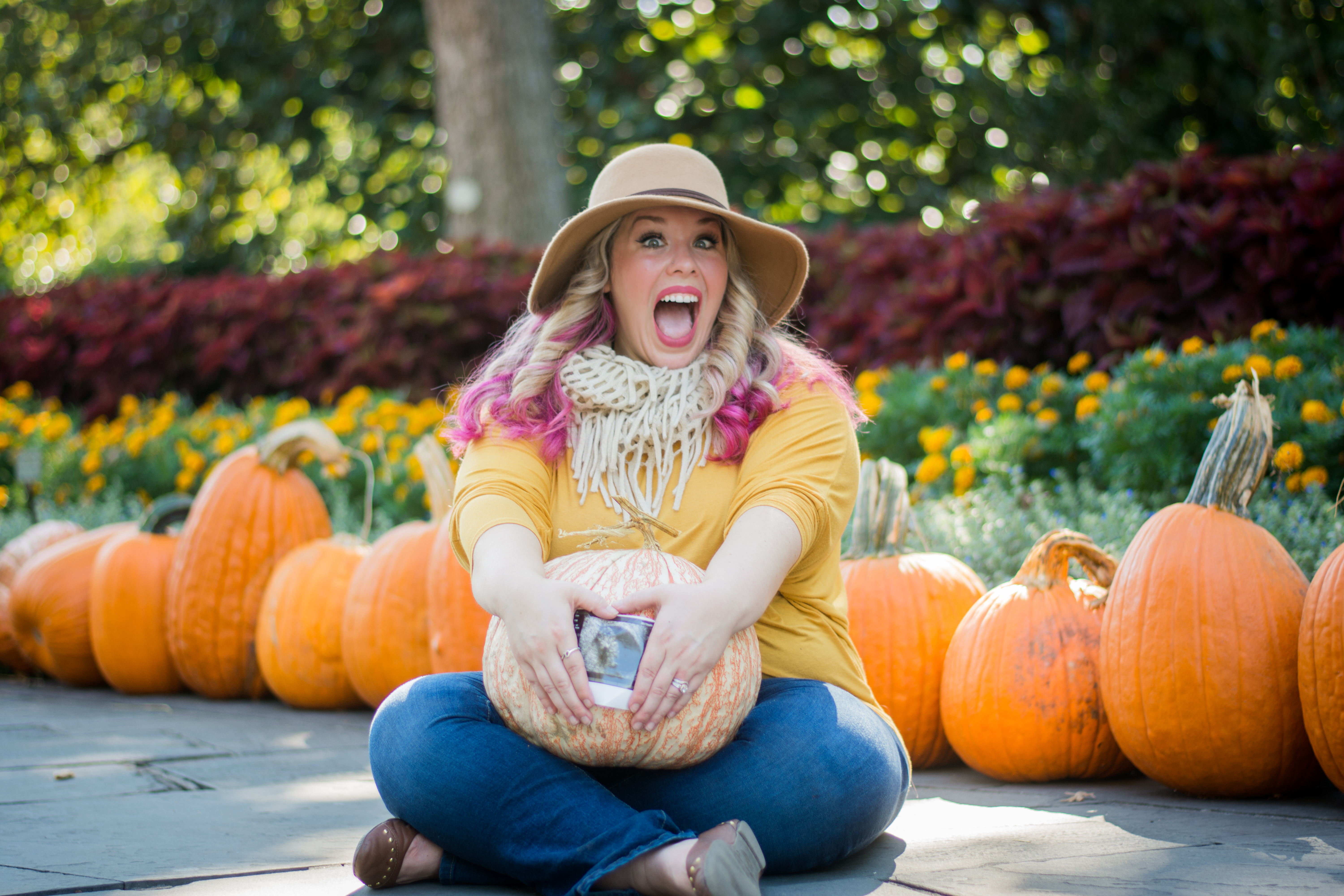 This Fall pregnancy announcement photo shoot is just adorable! Check it out at The Vintage Modern Wife