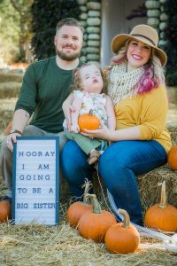 This Fall pregnancy announcement photo shoot is just adorable! Check it out at The Vintage Modern Wife