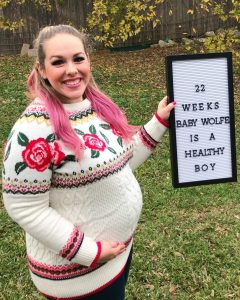 Love this baby bump letter board by The Vintage Modern Wife. 22 weeks pregnant!
