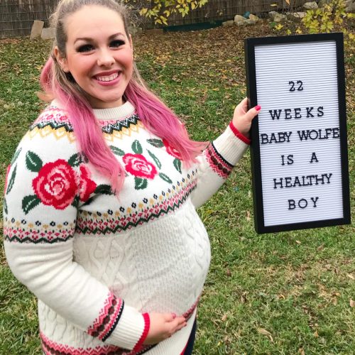 Love this baby bump letter board by The Vintage Modern Wife. 22 weeks pregnant!