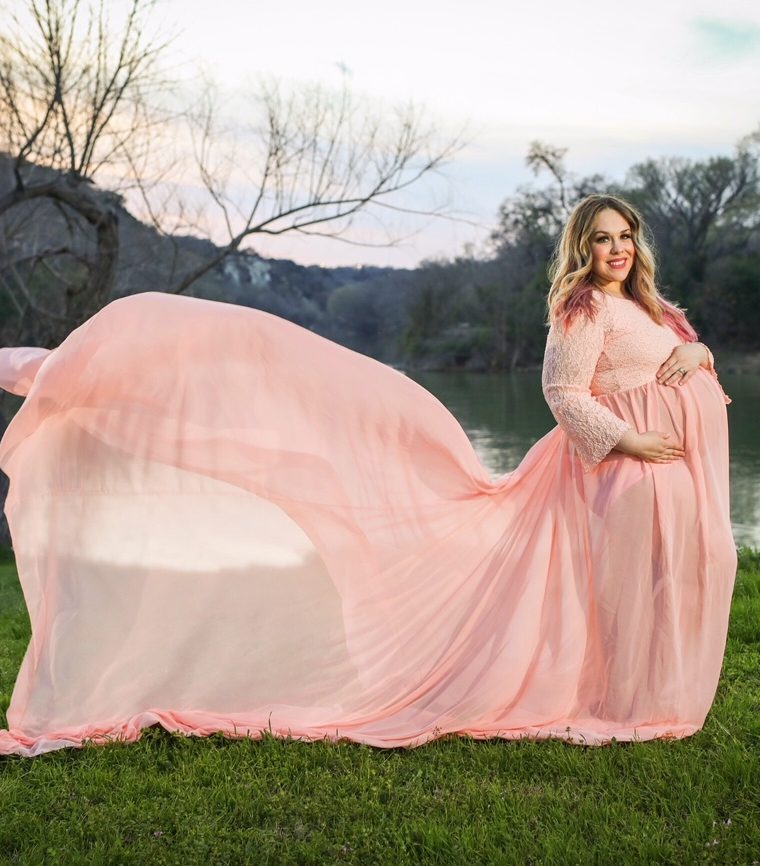 Looking for inspiration for your winter maternity photoshoot? Check these out by this Waco, Texas blogger!