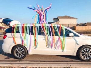 Looking to have a drive by birthday party? Search no further because these tips from The Vintage Modern Wife are incredible! Talk about the best party yet!