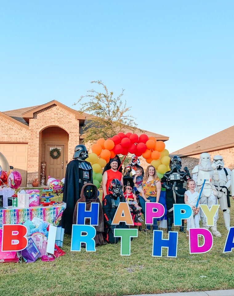 Looking to have a drive by birthday party? Search no further because these tips from The Vintage Modern Wife are incredible! Talk about the best party yet!