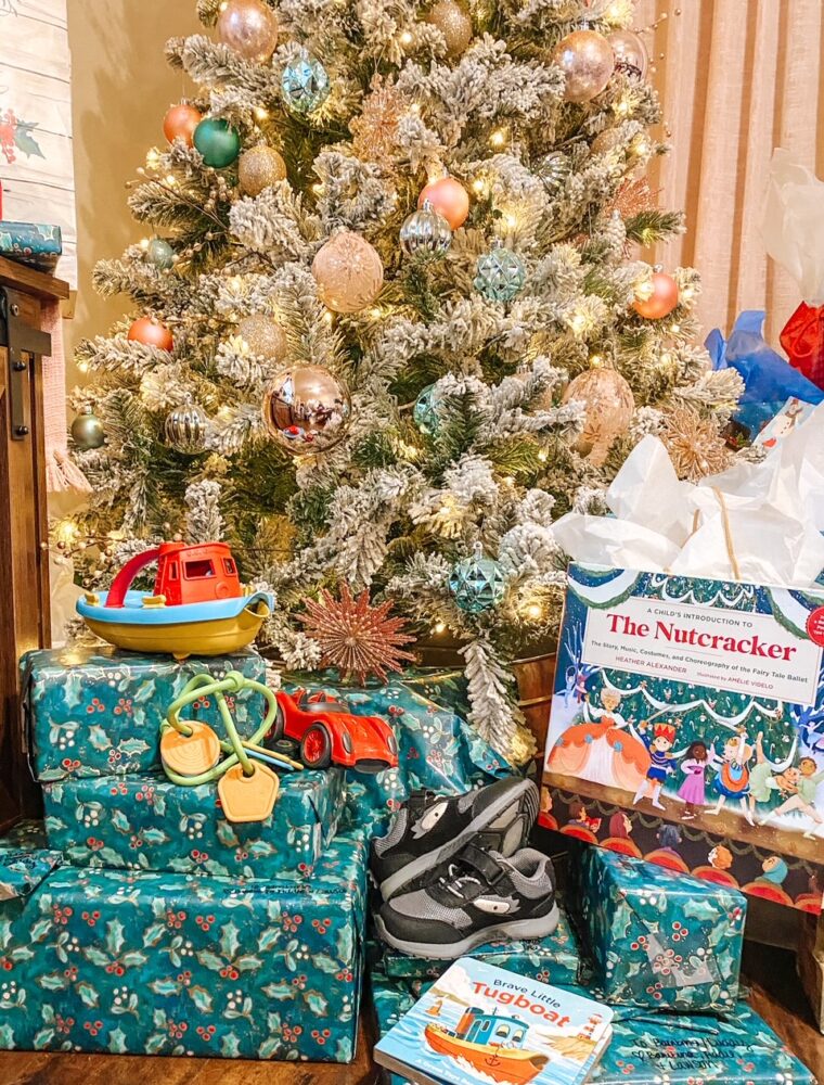 Desperate to make Christmas shopping easier for your family? Try the 4 gift rule for everyone in your house! It's easy to remember and so simple to do!