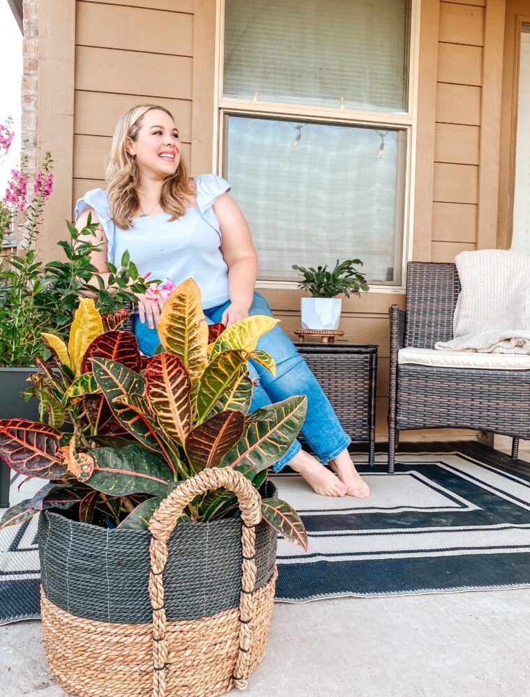 Looking for small porch decor? Don't miss this fun refresh with everything from Walmart! Find easy and affordable ways to spruce up your space here.
